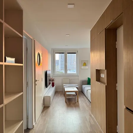 Apartament Center 3br In Old Town, Spacious With Castle Views